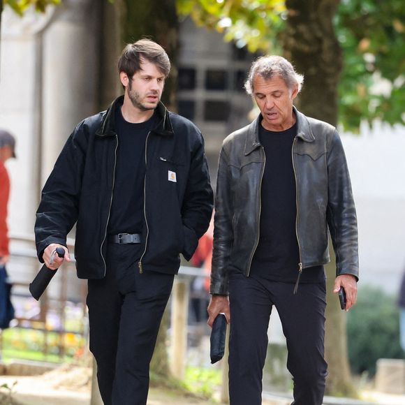 Paul Belmondo et son fils Alessandro Belmondo - Sorties des obsèques d’Alain Belmondo au crématorium du Père-Lachaise à Paris, France, le 4 septembre 2025. © Dominique Jacovides/Bestimage