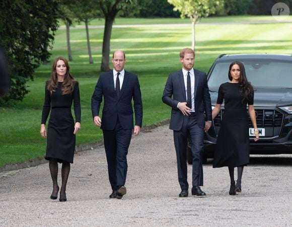 Le prince de Galles William, la princesse de Galles Kate Catherine Middleton, le prince Harry, duc de Sussex, Meghan Markle, duchesse de Sussex à la rencontre de la foule devant le château de Windsor, suite au décès de la reine Elisabeth II d'Angleterre. Le 10 septembre 2022