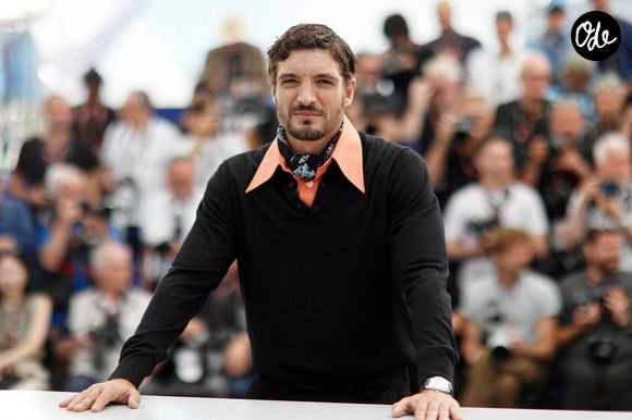 Niels Schneider retrouvera bientôt Virginie Efira à l’écran dans la mini-série Cancel.

Niels Schneider au photocall du film "La Bataille De Gaulle: L'Âge De Fer" (De Gaulle: Tilting Iron) lors du 79ème Festival International du Film de Cannes, France, le 21 mai 2026. © Jacovides-Moreau/Bestimage