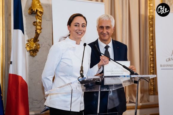 Nina Metayer (Grand prix du rayonnement gastronomique), Stephan Layani lors de la remise des prix du Rayonnement Français au ministère des affaires étrangères à Paris le 4 décembre 2025. © Tiphaine Praud-Lebely / Bestimage