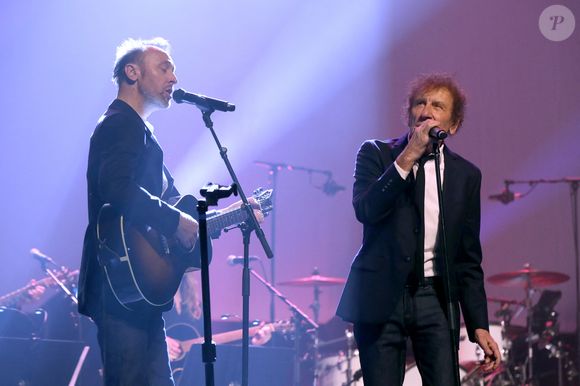 Exclusif - Alain Souchon entre son fils Pierre en backstage du 16ème Gala de la Fondation  Recherche Alzheimer à l’Olympia, le 20 mars 2023. © Bertrand Rindoff Petroff / Bestimage