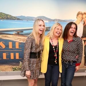 La maire de Saint-Tropez, Sylvie Siri entre les actrices de la série "Sous le soleil", Tonya Kinzinger et Adeline Blondieau lors de l'inauguration de l'exposition "Sous le soleil" au musée de la gendarmerie à Saint-Tropez, Côte d'Azur, France, le 1er avril 2023. © Philipe Arnassan/Nice Matin/Bestimage