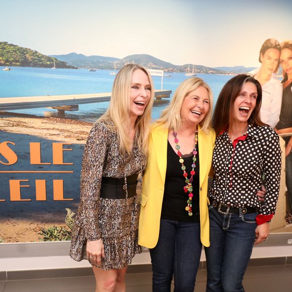 La maire de Saint-Tropez, Sylvie Siri entre les actrices de la série "Sous le soleil", Tonya Kinzinger et Adeline Blondieau lors de l'inauguration de l'exposition "Sous le soleil" au musée de la gendarmerie à Saint-Tropez, Côte d'Azur, France, le 1er avril 2023. © Philipe Arnassan/Nice Matin/Bestimage