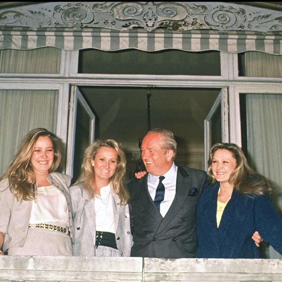Archives - Jean-Marie Le Pen avec ses filles Marine, Marie-Caroline, et Yann fêtent son résultat au premier tour des élections présidentielles (14,39%) en 1988. ©AGENCE / BESTIMAGE
