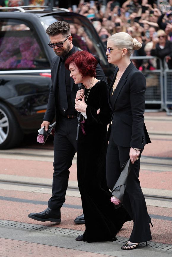 Sharon Osbourne, Jack Osbourne et Kelly Osbourne lors de la procession funéraire à Birmingham. Le cortège funèbre d'Ozzy Osbourne passe devant le Black Sabbath Bridge à Birmingham, Royaume-Uni le mercredi 30 juillet 2025. Photo de Stephen Lock/I-Images/ABACAPRESS.COM