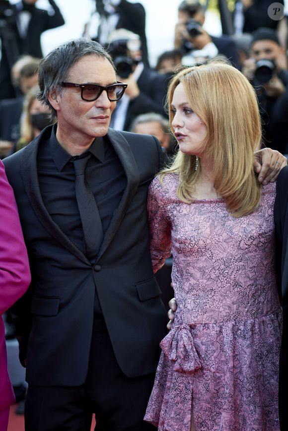 "On a grandi à 500 mètres l'un de l'autre et on s'est rencontrés beaucoup plus tard dans la vie", a-t-elle ainsi dévoilé

Vanessa Paradis, Samuel Benchetrit - Montée des marches du film « De son vivant » lors du 74ème Festival International du Film de Cannes. Le 10 juillet 2021
© Borde-Jacovides-Moreau / Bestimage