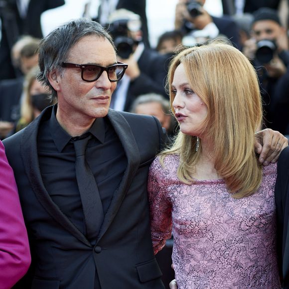 "On a grandi à 500 mètres l'un de l'autre et on s'est rencontrés beaucoup plus tard dans la vie", a-t-elle ainsi dévoilé

Vanessa Paradis, Samuel Benchetrit - Montée des marches du film « De son vivant » lors du 74ème Festival International du Film de Cannes. Le 10 juillet 2021
© Borde-Jacovides-Moreau / Bestimage