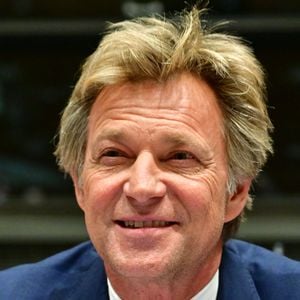 Malgré cet échec, le journaliste a rapidement rebondi en créant Native Production, une nouvelle entité tournée vers la télévision et le numérique.

Audition de Laurent Delahousse, journaliste et présentateur de télévision, par la commission d'enquête "Audiovisuel public" à l'Assemblée Nationale à Paris, France, le 2 février 2026. © Christian Liewig/Bestimage