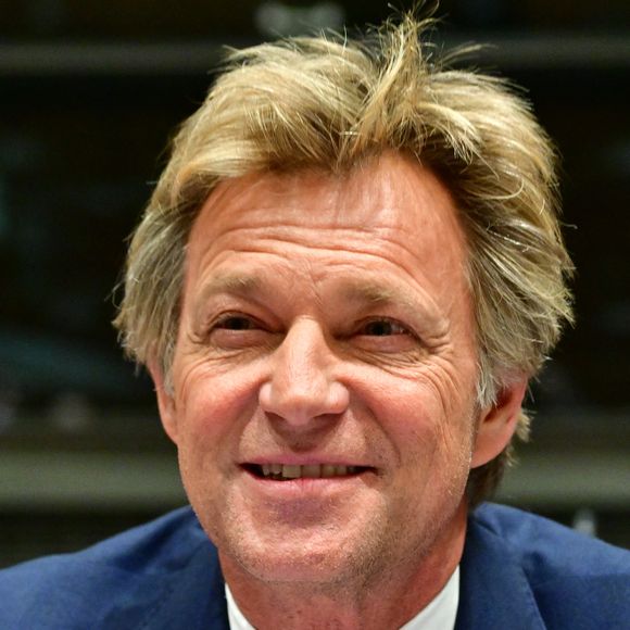 Malgré cet échec, le journaliste a rapidement rebondi en créant Native Production, une nouvelle entité tournée vers la télévision et le numérique.

Audition de Laurent Delahousse, journaliste et présentateur de télévision, par la commission d'enquête "Audiovisuel public" à l'Assemblée Nationale à Paris, France, le 2 février 2026. © Christian Liewig/Bestimage