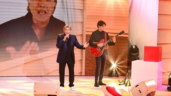 Après l'annonce de sa prise en charge, ce chanteur star des années 70 en pleine forme et bien accompagné chez Michel Drucker