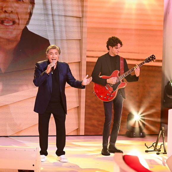 Michel Drucker propose un nouveau numéro de "Vivement dimanche".

Exclusif - Frédéric François et son petit-fils Matéo lors de l'enregistrement de l'émission Vivement dimanche présentée par M.Drucker aux studios Rive Gauche, à Paris, France. © Guillaume Gaffiot/Bestimage