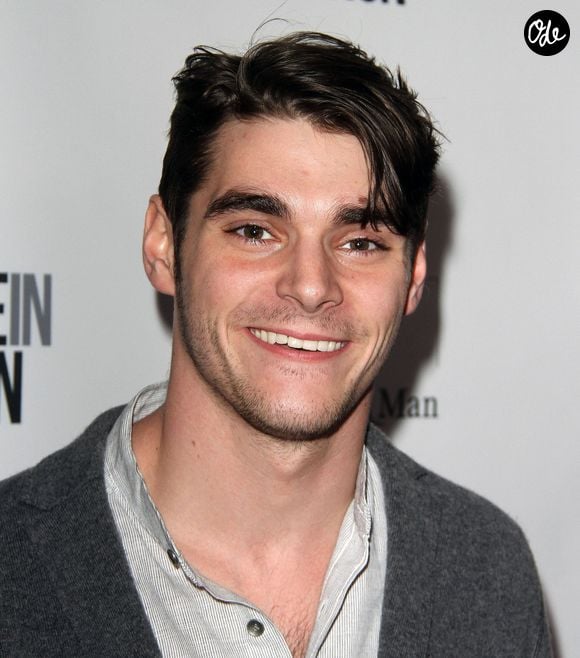 RJ Mitte lors d'un tapis rouge. Photo par Backgrid USA / Bestimage