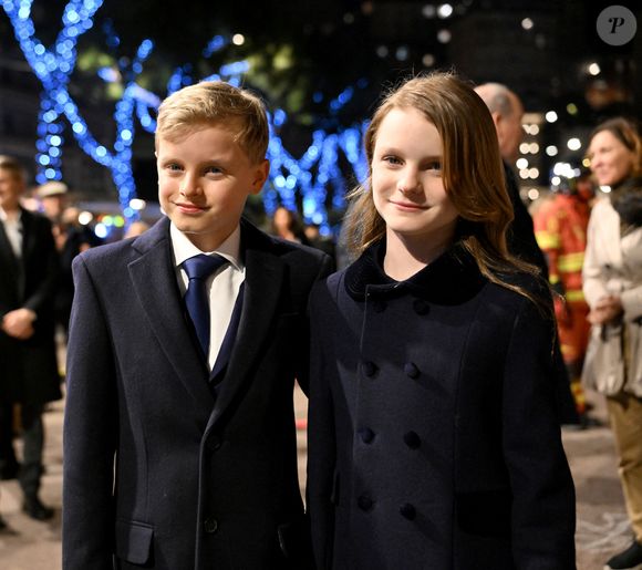 C’est en Italie qu’ils se trouvent pour les XXVe Jeux olympiques d’hiver Milano Cortina 2026. Comme d’accoutumé pour chacune de leurs sorties, l’élégance était une fois de plus de mise. 

Le prince Albert II de Monaco, sa femme la princesse Charlene de Monaco, leurs enfants le prince héréditaire Jacques, marquis des Baux, la princesse Gabriella, comtesse de Carladès, et Mélanie de Massy sont au Quai Antoine 1er au port Hercule pour le traditionel embrasement de la barque et le spectacle de drônes lors de la célébration de la Sainte Dévote à Monaco, le 26 janvier 2026. © Bruno Bebert / Bestimage