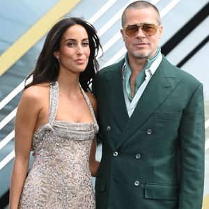 Brad Pitt et sa compagne Ines de Ramon à la première européenne du film F1 au Cineworld de Leicester Square à Londres, Royaume Uni. © Justin Goff/GoffPhotos/Bestimage