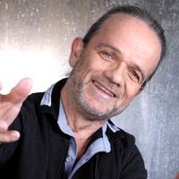 Loin des caméras de Fort Boyard, Passe-Partout s'épanouit dans une autre carrière artistique qui rassemble les foules