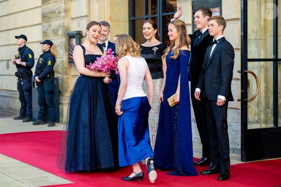 La famille royale assiste à un concert de the Old Stage au Royal Danish Theatre à Copenhague pour les 18 ans de la princesse Isabella de Danemark le 15 avril 2025 @Backgrid USA / Bestimage