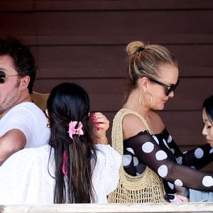 Exclusif - Laeticia Hallyday accompagnée de son compagnon Frédéric Suant et de sa fille Joy sont aller acceuillir Jade à l'aéroport de Saint-Barthélemy-Rémy-de-Haenen où tout le monde se retrouve pour le 50ème anniversaire de Laeticia, à Saint-Jean, Saint-Barthélémy, Antilles françaises, France, le 15 mars 2025. DOMINIQUE JACOVIDES / BESTIMAGE