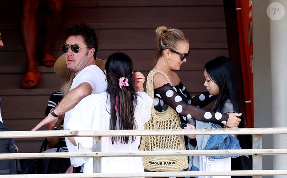 Exclusif - Laeticia Hallyday accompagnée de son compagnon Frédéric Suant et de sa fille Joy sont aller acceuillir Jade à l'aéroport de Saint-Barthélemy-Rémy-de-Haenen où tout le monde se retrouve pour le 50ème anniversaire de Laeticia, à Saint-Jean, Saint-Barthélémy, Antilles françaises, France, le 15 mars 2025. DOMINIQUE JACOVIDES / BESTIMAGE