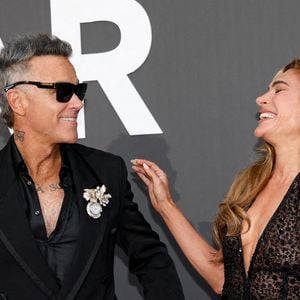 Robbie Williams et sa femme Ayda Field - Photocall du gala " amfAR 2026 by Chopard " à l'Hôtel du Cap-Eden-Roc à Antibes, lors du 79ème Festival International du Film de Cannes. Le 21 mai 2026
© Jacovides-Moreau / Bestimage