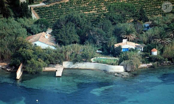 Vue aérienne de la maison de Brigitte Bardot, La Madrague, à Saint-Tropez. Le 15 juillet 2001. Photo par Agence / Bestimage