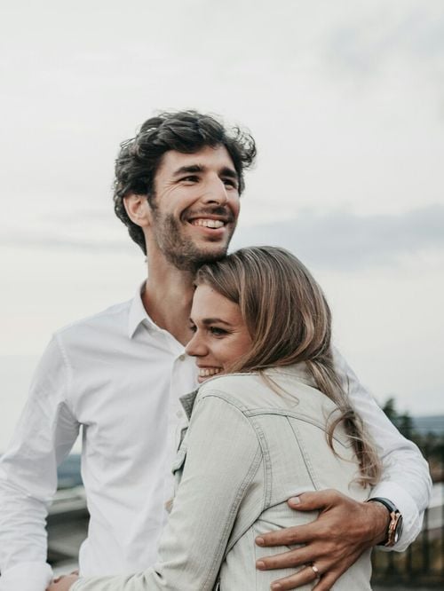 La psychologie explique que les couples heureux peuvent finir par se ressembler physiquement, mais pas pour les raisons que vous imaginez