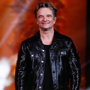 Déjà apparu aux côtés de Corinne Masiero dans Capitaine Marleau, il précise : "S’il habite dans un château isolé, c’est pour une raison précise. Il cache beaucoup de secrets, liés à son passé"

David Hallyday lors de l'émission "La grande soirée du 31 décembre de Paris" diffusée sur France 2 sur les Champs-Elysées à Paris, France, le 31 décembre 2024.  © Clovis-Tribeca/Bestimage