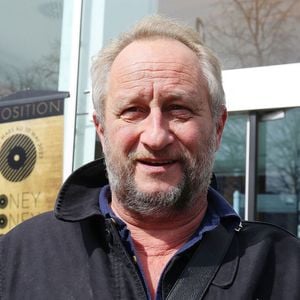 Benoit Poelvoorde à la sortie des studios de Radio France à Paris. Le 29 mars 2023
© Jonathan Rebboah / Panoramic / Bestimage