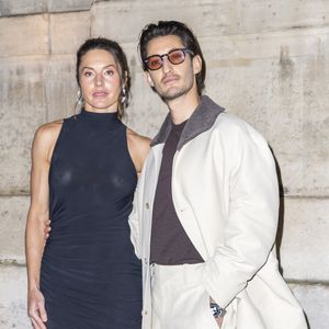 Natasha Andrews et son compagnon Pierre Niney lors Photocall du Défilé de mode Jacquemus Collection Hommes Automne Hiver Printemps-Été dans le cadre de la Fashion Week de Paris, France. © Olivier Borde / Bestimage