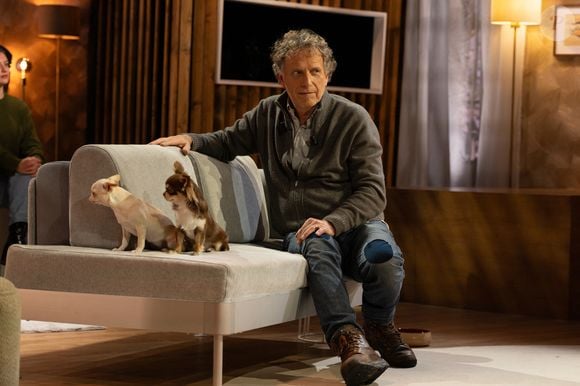 Connu pour son immense talent sur les planches comme sur le grand écran, le comédien dévoilera une facette beaucoup plus intime et secrète de sa personnalité. L'acteur aura l'opportunité de raconter sa propre sensibilité face au monde animal. 

Exclusif - Bernard Montiel, Raphaël Mezrah, Oli. avec Charles Berling et Charles Edouard Fusari invités, Olivia Juriste et Sylvain Vétérinaire sur plateau de l'émission "Animalement Vôtre" présentée par Bernard Montiel et diffusée le XXX sur France 3, à Paris, France, le 12 janvier 2026. © Julien Sarkissian/Bestimage