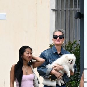 Exclusif - Laeticia Hallyday et ses filles Jade et Joy (qui résident depuis quelques jours dans la propriété familiale du Cap-d'Ail) arrivent à Marseillan pour déjeuner avec Elyette Boudou "Mamie Rock" (qui fêtera ses 89 ans le 5 juillet prochain), accompagné de son père André Boudou et sa fille Alcéa (demi soeur de Laeticia). Toute la famille est allée déjeuner à la crêperie "La Maison de Camille" à Marseillan, France, le 2 juillet 2024.