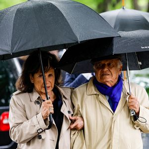 Et de compléter : "Je suis plus sereine que je ne l'ai jamais été, plus vivante, plus gourmande dans tous les sens du terme (...) J'ai appris à vivre au présent. Enfin, c'est à moitié vrai... J'ai moins peur de la mort que de la dégradation, je souhaite qu'elle nous soit épargnée à l'un comme l'autre. Disons que j'ai plus de conscience qu'hier dans la finitude des choses"

Anne Sinclair et son mari Pierre Nora - Sorties des obsèques de l'avocat pénaliste, ancien ministre, grand officier de la Légion d'honneur, Georges Kiejman au cimetière du Montparnasse dans le 14ème arrondissement de Paris, France, le 12 mai 2023. © Cyril Moreau/Bestimage