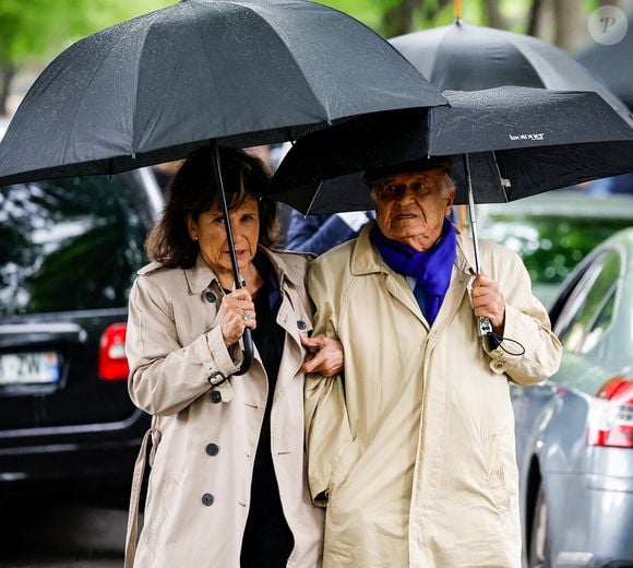 Et de compléter : "Je suis plus sereine que je ne l'ai jamais été, plus vivante, plus gourmande dans tous les sens du terme (...) J'ai appris à vivre au présent. Enfin, c'est à moitié vrai... J'ai moins peur de la mort que de la dégradation, je souhaite qu'elle nous soit épargnée à l'un comme l'autre. Disons que j'ai plus de conscience qu'hier dans la finitude des choses"

Anne Sinclair et son mari Pierre Nora - Sorties des obsèques de l'avocat pénaliste, ancien ministre, grand officier de la Légion d'honneur, Georges Kiejman au cimetière du Montparnasse dans le 14ème arrondissement de Paris, France, le 12 mai 2023. © Cyril Moreau/Bestimage