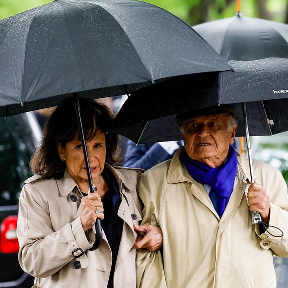 Et de compléter : "Je suis plus sereine que je ne l'ai jamais été, plus vivante, plus gourmande dans tous les sens du terme (...) J'ai appris à vivre au présent. Enfin, c'est à moitié vrai... J'ai moins peur de la mort que de la dégradation, je souhaite qu'elle nous soit épargnée à l'un comme l'autre. Disons que j'ai plus de conscience qu'hier dans la finitude des choses"

Anne Sinclair et son mari Pierre Nora - Sorties des obsèques de l'avocat pénaliste, ancien ministre, grand officier de la Légion d'honneur, Georges Kiejman au cimetière du Montparnasse dans le 14ème arrondissement de Paris, France, le 12 mai 2023. © Cyril Moreau/Bestimage