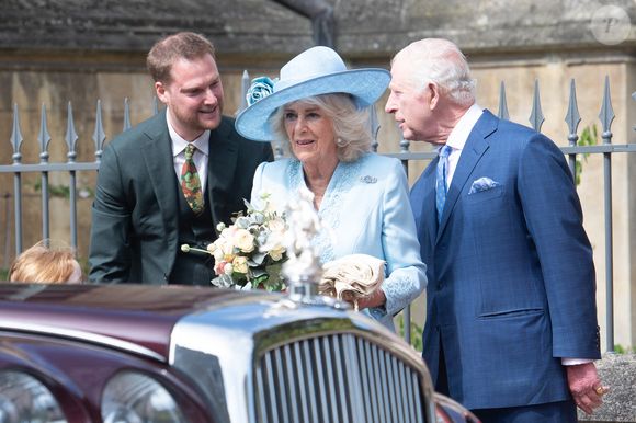 Le roi Charles III et la reine Camilla sont accueillis par des personnes qui leur souhaitent bonne chance alors qu'ils quittent le service de Pâques à la chapelle St. George, au château de Windsor, à Londres, en Angleterre, au Royaume-Uni, le dimanche 20 avril 2025. Photo par Justin Ng /Avalon/ABACAPRESS.COM