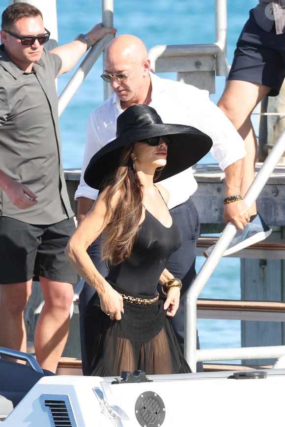 Jeff Bezos et sa femme Lauren Sanchez au Club 55 sur la plage de Pampelonne à Saint-Tropez (Ramatuelle), Côte d'Azur, France, le 22 juillet 2025. © Bestimage