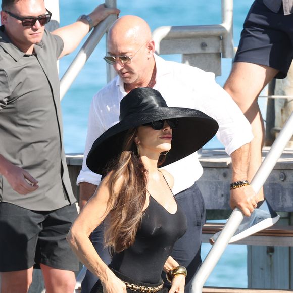 Jeff Bezos et sa femme Lauren Sanchez au Club 55 sur la plage de Pampelonne à Saint-Tropez (Ramatuelle), Côte d'Azur, France, le 22 juillet 2025. © Bestimage