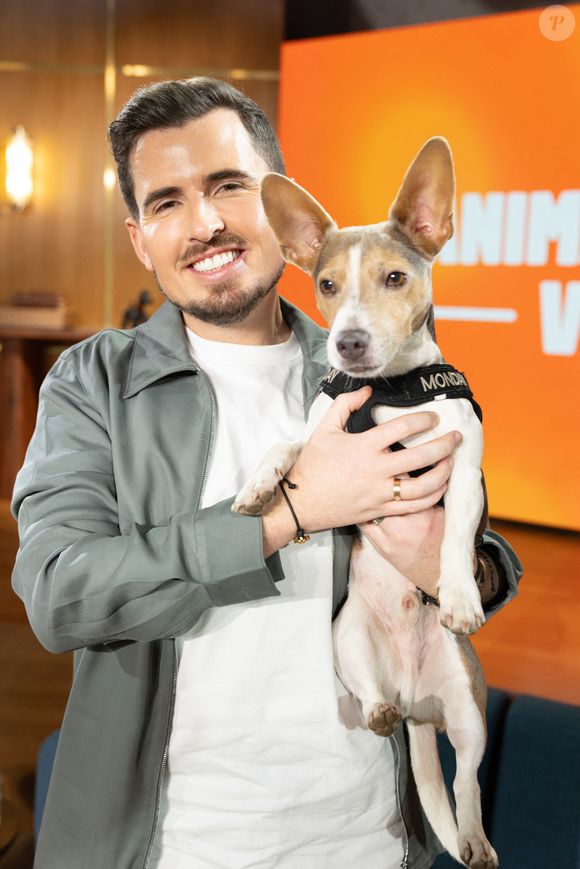 Yoann Latouche et Monday sur plateau de l'émission "Animalement Vôtre" présentée par Bernard Montiel et diffusée le 1er mars 2026 sur France 3, à Paris, France, le 13 janvier 2026. © Julien Sarkissian/Bestimage