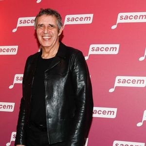 Exclusif - Julien Clerc - Photocall de la soirée en hommage à Jean-Loup Dabadie à la SACEM à Neuilly-sur-Seine, le 07 avril 2025. © Christophe Clovis / Bestimage