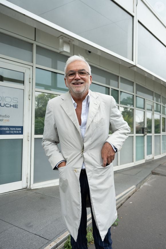 Pascal Praud à la sortie des studios de la chaîne de télévision CNews à Paris, le 2 septembre 2025.
© Jonathan Jacob / Bestimage