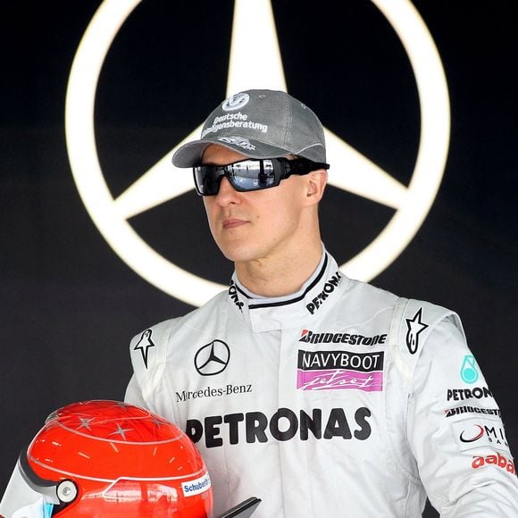 Le pilote allemand de Formule 1 Michael Schumacher de Mercedes GP avant la première séance d'entraînement sur le circuit international de Bahreïn à Sakhir, Bahreïn, le 12 mars 2010. Photo by Felix Heyder/DPA/Cameleon/ABACAPRESS.COM