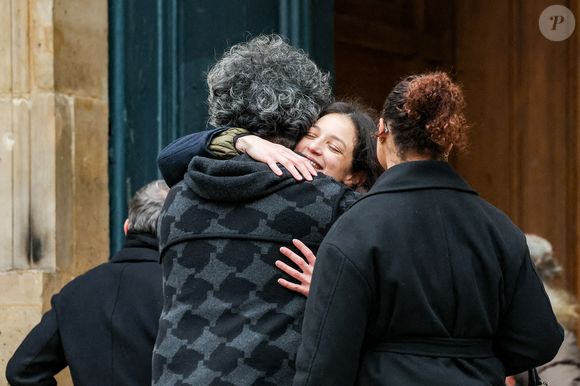 Sébastien Follin et Gabrièle Laborde, une des filles de la défunte - Arrivées aux obsèques de C.Laborde en l’église Saint-Roch à Paris, le 6 février 2025. Décédée le 28 janvier 2025 à l'âge de 73 ans, l'ancienne présentatrice météo de TF1 (1988 - 2017) était atteinte de la maladie neurodégénérative à corps de Lewy. 
© Jacovides - Moreau / Bestimage