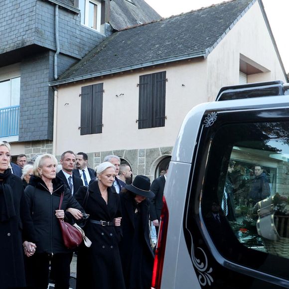 Samuel Marechal, Marine Le Pen, Yann Le Pen, Marie-Caroline Le Pen, Jany Le Pen et Nolwenn Olivier ( fille de Marie-Caroline) - Sortie du clan Le Pen aux obsèques de Jean-Marie Le Pen en l'église Saint-Joseph à la Trinité-sur-Mer le 11 janvier 2025.
© Dominique Jacovides / Guillaume Collet / Bestimage