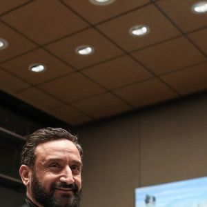 Parmi les scénarios envisagés : un transfert vers W9 et Fun Radio, avec une interdiction stricte de parler de politique, ou une relocalisation sur CStar et Europe 1, sous l’égide de Vincent Bolloré...


Cyril Hanouna - Le producteur de télévision français L.Stan et l'animateur de télévision français C.Hanouna
lors d'une séance devant la commission d'enquête parlementaire sur l'attribution des fréquences TV, à l'Assemblée nationale à Paris le le 14 mars 2024.
© Stéphane Lemouton / Bestimage
