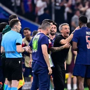 Luis Enrique Martinez (entraîneur du PSG) discute avec William Joel Tenorio Pacho (51 - PSG) lors du match de la finale de l'UEFA Champions League entre le Paris Saint Germain et le FC Internazionale Milano à la Munich Football Arena le 31 mai 2025 à Munich, Allemagne. ( Photo par Dante Badano / PsnewZ ) -