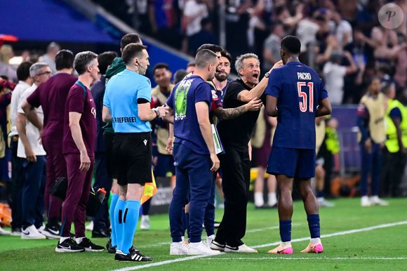 Luis Enrique Martinez (entraîneur du PSG) discute avec William Joel Tenorio Pacho (51 - PSG) lors du match de la finale de l'UEFA Champions League entre le Paris Saint Germain et le FC Internazionale Milano à la Munich Football Arena le 31 mai 2025 à Munich, Allemagne. ( Photo par Dante Badano / PsnewZ ) -