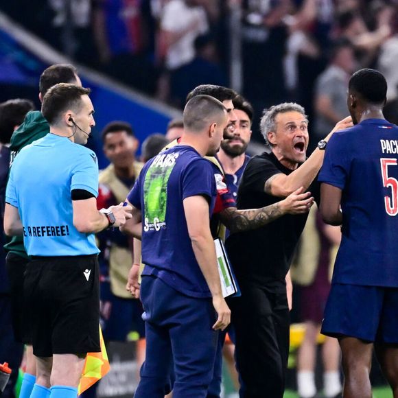 Luis Enrique Martinez (entraîneur du PSG) discute avec William Joel Tenorio Pacho (51 - PSG) lors du match de la finale de l'UEFA Champions League entre le Paris Saint Germain et le FC Internazionale Milano à la Munich Football Arena le 31 mai 2025 à Munich, Allemagne. ( Photo par Dante Badano / PsnewZ ) -