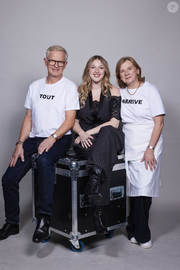 Exclusif -  Helena et ses parents Brigitte et Patrick - Studio avec les artistes pour les surprises de l'enregistrement de l'émission "La chanson secrète N°14", présentée par N.Aliagas et diffusée le 26 décembre sur TF1, à Paris, France, le 9 décembre 2025. © Jacovides-Moreau/Bestimage