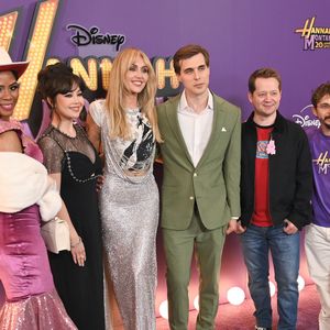 Miley Cyrus à la première mondiale de "Hannah Montana 20th Anniversary Special" de Disney+ au El Capitan Theatre à Los Angeles.
© Backgrid USA / Bestimage