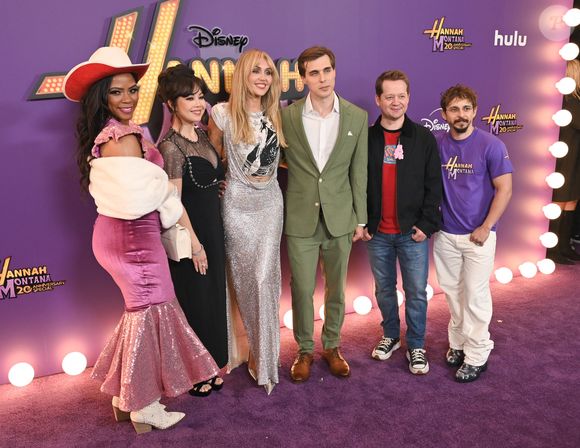 Miley Cyrus à la première mondiale de "Hannah Montana 20th Anniversary Special" de Disney+ au El Capitan Theatre à Los Angeles.
© Backgrid USA / Bestimage