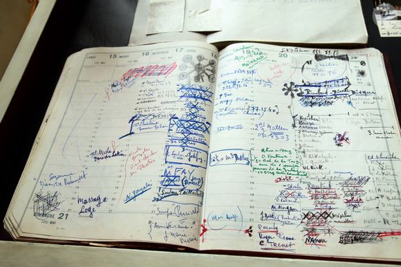Archives - Line Renaud fait don de ses archives aux Archives Nationales au Ministère de la Culture, Paris le 12 Mai 2025. L’ex-meneuse de revue qui fêtera ses 97 ans le 2 juillet prochain a remis à la ministre de la Culture R. Dati, la lettre par laquelle elle fait don de ses archives (correspondances, papiers et documents personnels et professionnels) à l’État. Un moment fort en émotions qu’elle a partagé avec ses «enfants de cœur». © Bertrand Rindoff / Bestimage